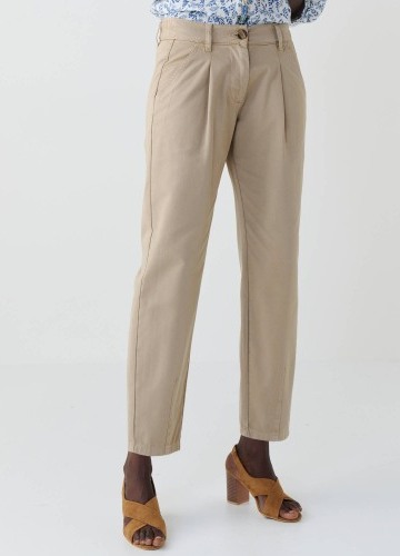 Nohavice so skladmi a záševkami na koncoch nohavíc