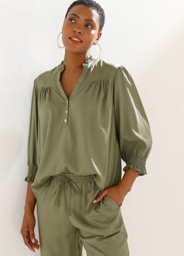 Jednobarevná halenka s výstřihem na knoflíčky