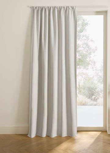 Zatemňovací a izolační závěs zakončený řasící páskou