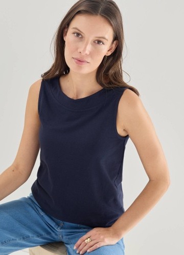 Jednofarebný top s lodičkovým výstrihom