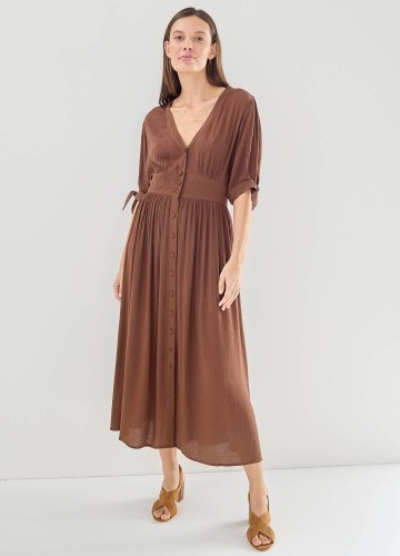 Dlhé jednofarebné rozšírené šaty na gombíky