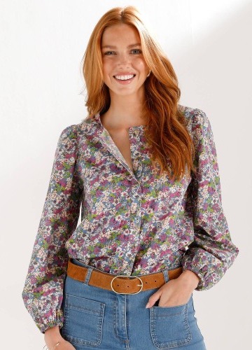 Blúzka s potlačou kvetín a okrúhlym výstrihom