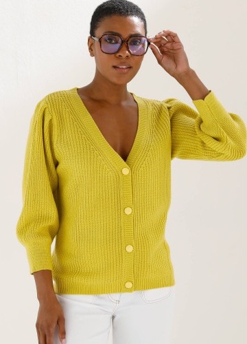 Sveter s výstrihom do Va 3/4 rukávmi.