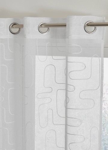 Voálová záclona s výšivkou grafických vzorů, zakončení očky