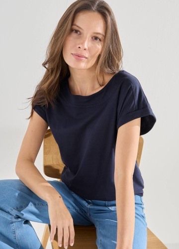 Jednofarebné tričko s lodičkovým výstrihom a krátkymi rukávmi