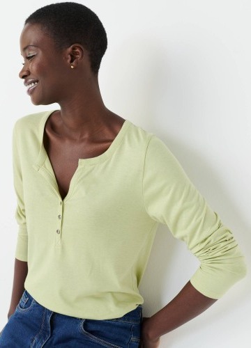 Jednobarevné tričko s výstřihem na knoflíčky a dlouhými rukávy