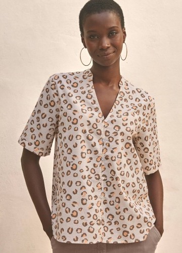 Blúzka s zvieracou kresbou, krátkymi rukávmi a tuniským výstrihom