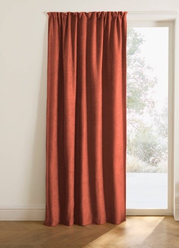 Zatemňovací a izolační závěs zakončený řasící páskou