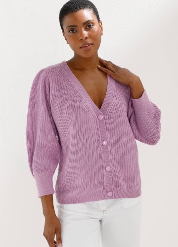 Sveter s výstrihom do Va 3/4 rukávmi.