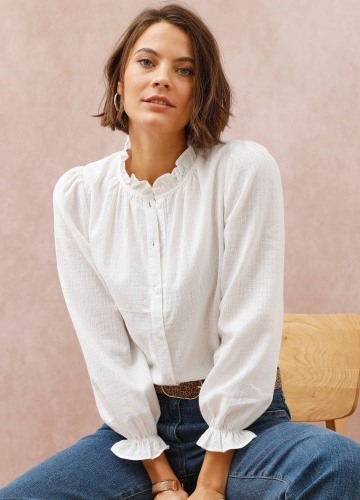 Jednofarebná blúzka s volánikmi