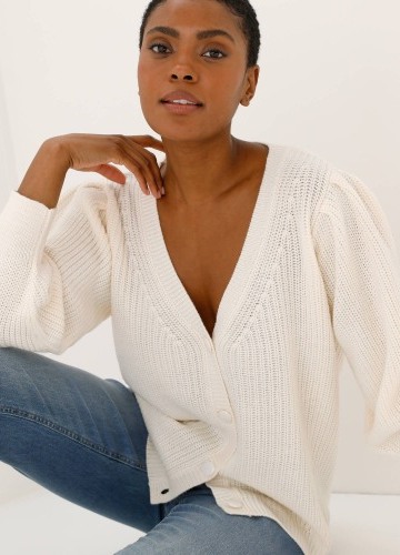 Sveter s výstrihom do Va 3/4 rukávmi.