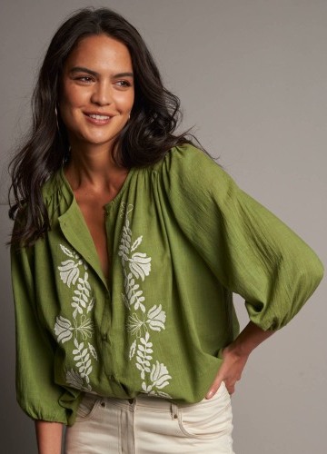 Halenka s výšivkou a 3/4 nabíranými rukávy