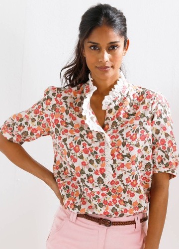 Mušelínová blúzka s potlačou kvetín a krátkymi rukávmi