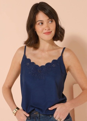 Jednofarebný top s výšivkou a úzkymi ramienkami