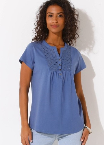 Tričko s krátkými rukávy a výstřihem na knoflíčky lemovaným madeirou
