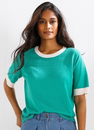 Úpletové tričko s krátkymi
rukávmi a kontrastnými lemami