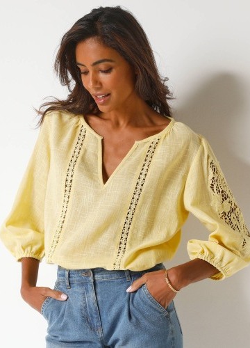 Jednobarevná halenka s macramé a ažurovou výšivkou