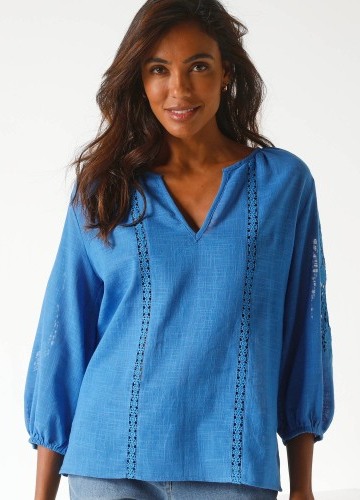 Jednobarevná halenka s macramé a ažurovou výšivkou