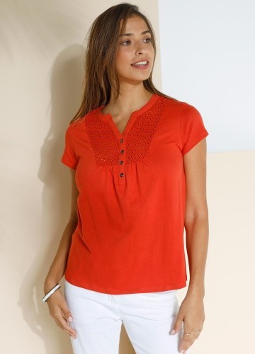Tričko s krátkými rukávy a výstřihem na knoflíčky lemovaným madeirou