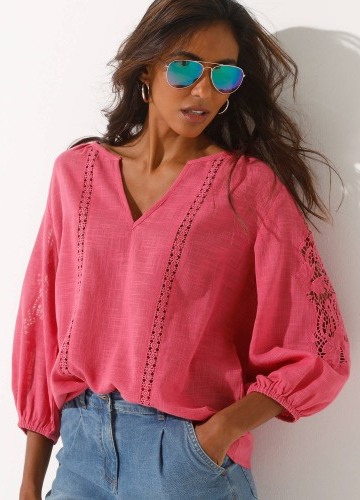 Jednobarevná halenka s macramé a ažurovou výšivkou