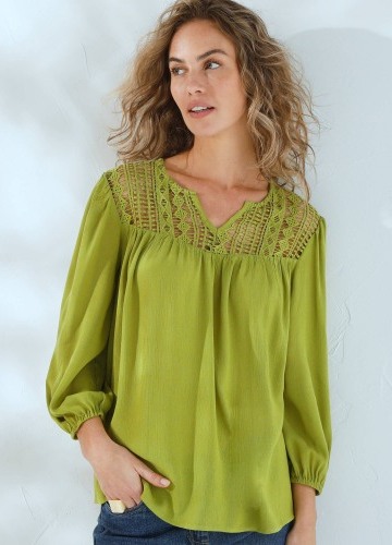 Krepónová jednofarebná blúzka s macramé a 3/4 rukávmi
