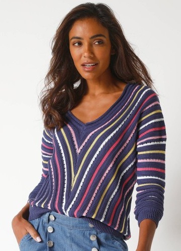 Pulovr s proužky a výstřihem do V