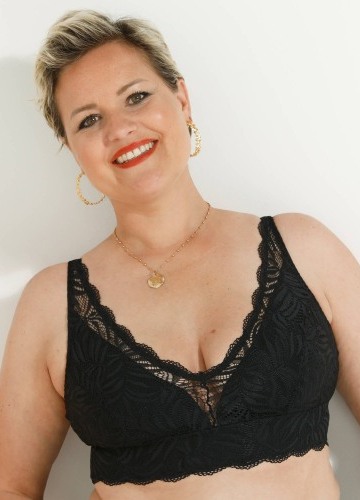 Protetická trojuholníková podprsenka zo strečovej čipky, bez kostíc