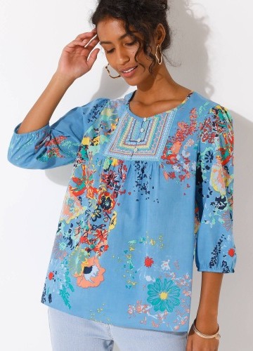 Halenka s výšivkou a květinovým potiskem