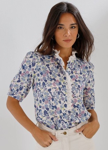 Mušelínová blúzka s potlačou kvetín a krátkymi rukávmi