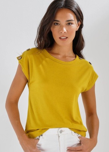 Jednofarebné tričko s kokosvými gombíkmi na pleciach