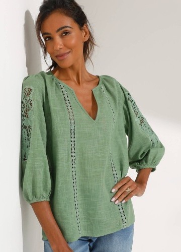 Jednobarevná halenka s macramé a ažurovou výšivkou