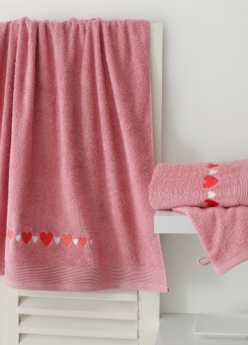 Koupelnový textil s výšivkou srdcí