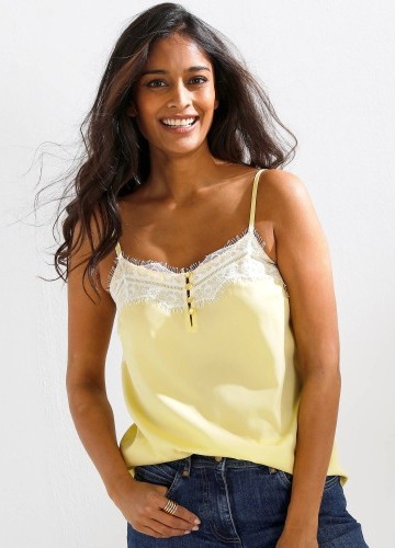 Top s čipkou a tenkými ramienkami