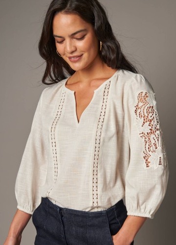 Halenka se 7/8 rukávy a ažurovou výšivkou