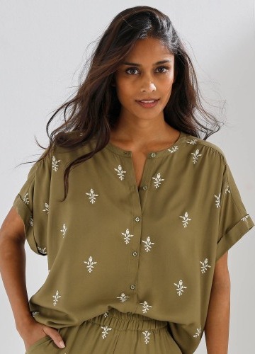 Blúzka s etno potlačou a krátkymi rukávmi