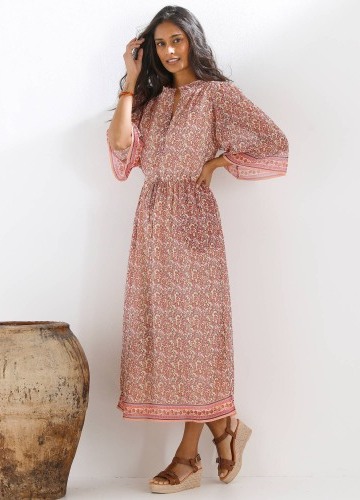 Dlhé voálové šaty so širokými rukávmi a potlačou