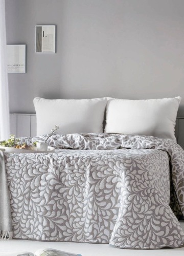 Žakárový přehoz na postel s motivem Listů