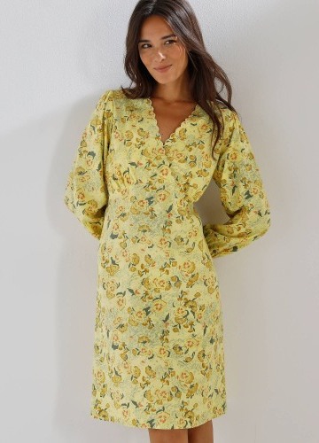 Krátke šaty s potlačou a zavinovacím výstrihom