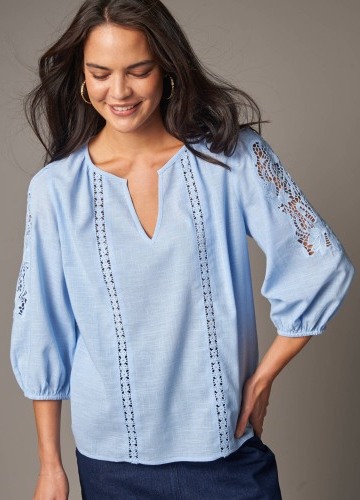 Halenka se 7/8 rukávy a ažurovou výšivkou