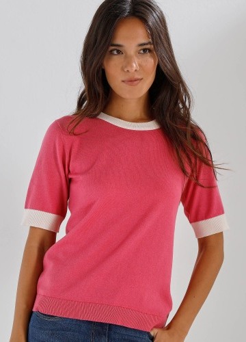 Úpletové tričko s krátkymi
rukávmi a kontrastnými lemami