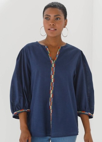 Jednobarevná halenka s výšivkou a 3/4 rukávy