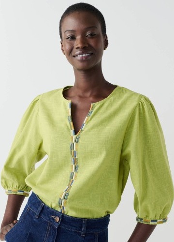 Jednobarevná halenka s výšivkou a 3/4 rukávy