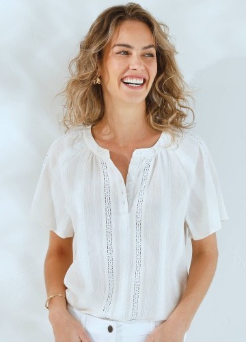 Jednobarevná halenka s krátkými rukávy a macramé proužky