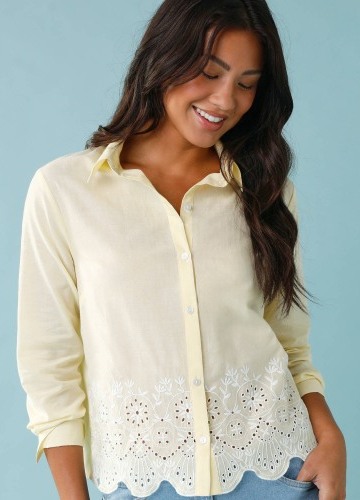 Jednobarevná halenka s madeirovou výšivkou, pro menší postavu