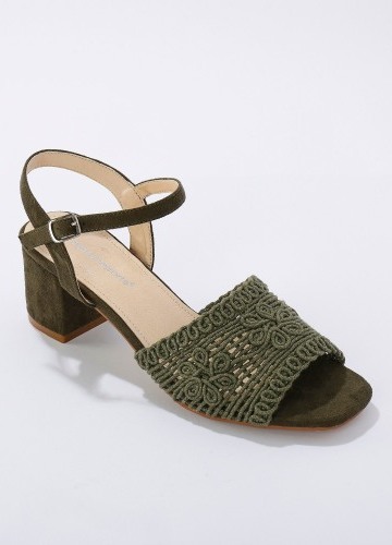 Sandále na podpätku, efekt macramé