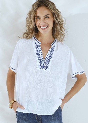 Kreponová halenka s výšivkou a krátkými rukávy