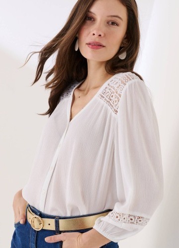 Halenka s výstřihem do V  a macramé