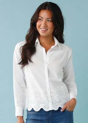 Jednobarevná halenka s madeirovou výšivkou, pro menší postavu