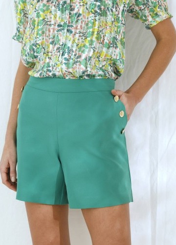 Elegantní šortky s ozdobnými knoflíky a pružným pasem vzadu
