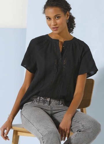 Jednofarebná blúzka s krátkymi rukávmi a macramé